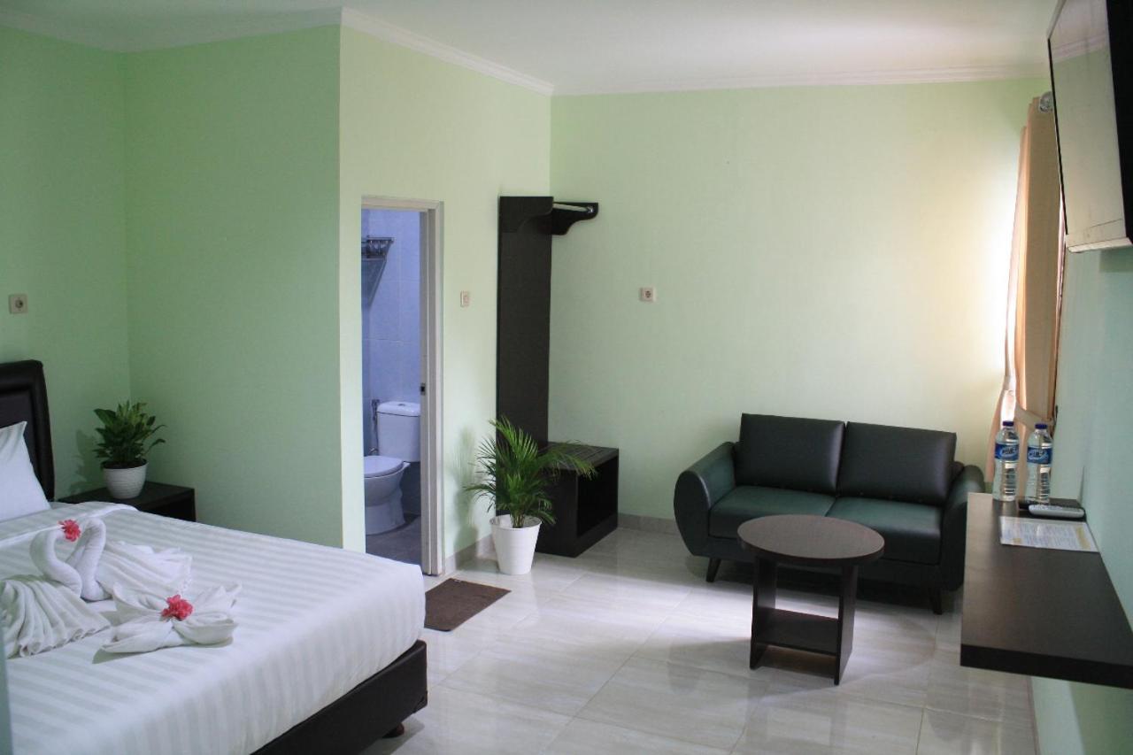 Aquina House Hotel Bogor Exterior photo